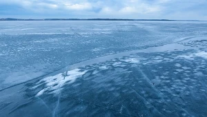 Wchodzenie na zamarznięte jezioro Śniardwy może skończyć się tragedią