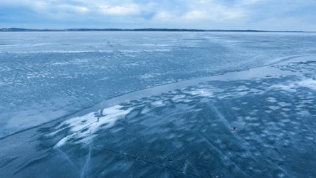 Wchodzenie na zamarznięte jezioro Śniardwy może skończyć się tragedią