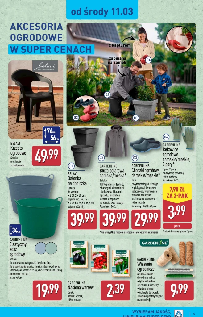 Rodzina wykonująca prace ogrodowe z wykorzystaniem plastikowych donic, mężczyzna i dziecko sadzą roślinę, wokół nich różnorodne akcesoria ogrodowe: doniczki, wiaderka, rękawice, krzesło, ziemia ogrodowa oraz produkty marki Gardenline w jasnym, przyjazn...