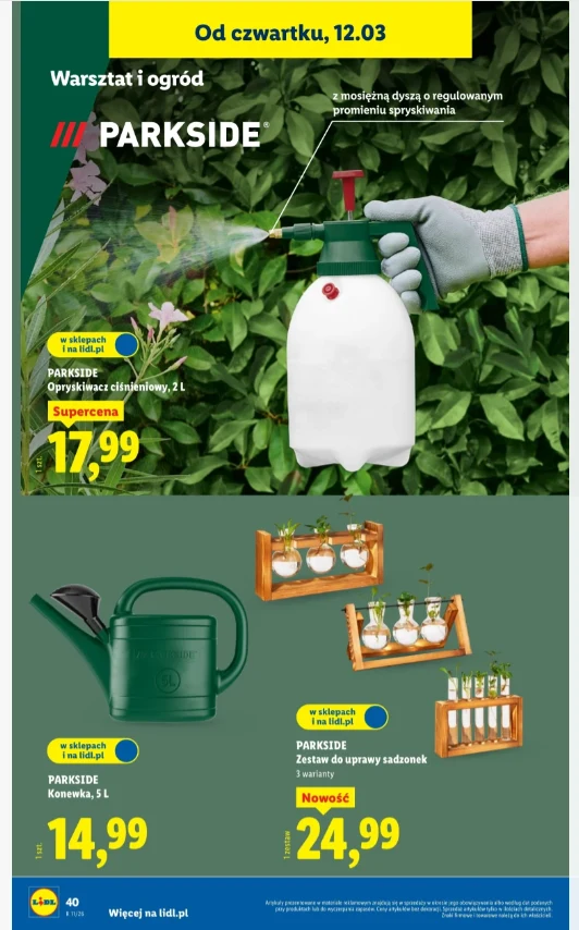 Ręka w rękawicy ogrodniczej trzyma opryskiwacz ciśnieniowy skierowany na rośliny, poniżej zielona konewka oraz zestaw do uprawy sadzonek w drewnianych stojakach z szklanymi naczyniami.