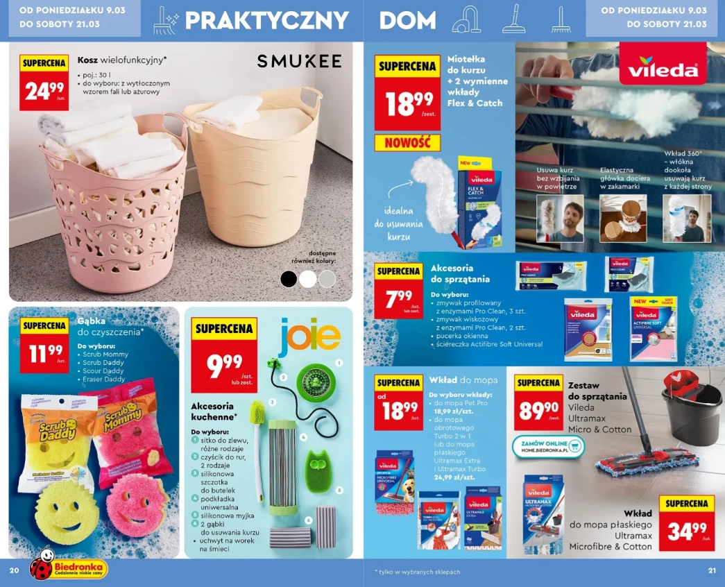Dwa ażurowe kosze na pranie w kolorach beżowym i różowym umieszczone obok siebie, produkty do sprzątania i akcesoria kuchenne marki Vileda i Joie, w tym kolorowe gąbki do naczyń, szczotki, wkłady do mopów oraz ściereczki widoczne na niebieskim tle z wy...