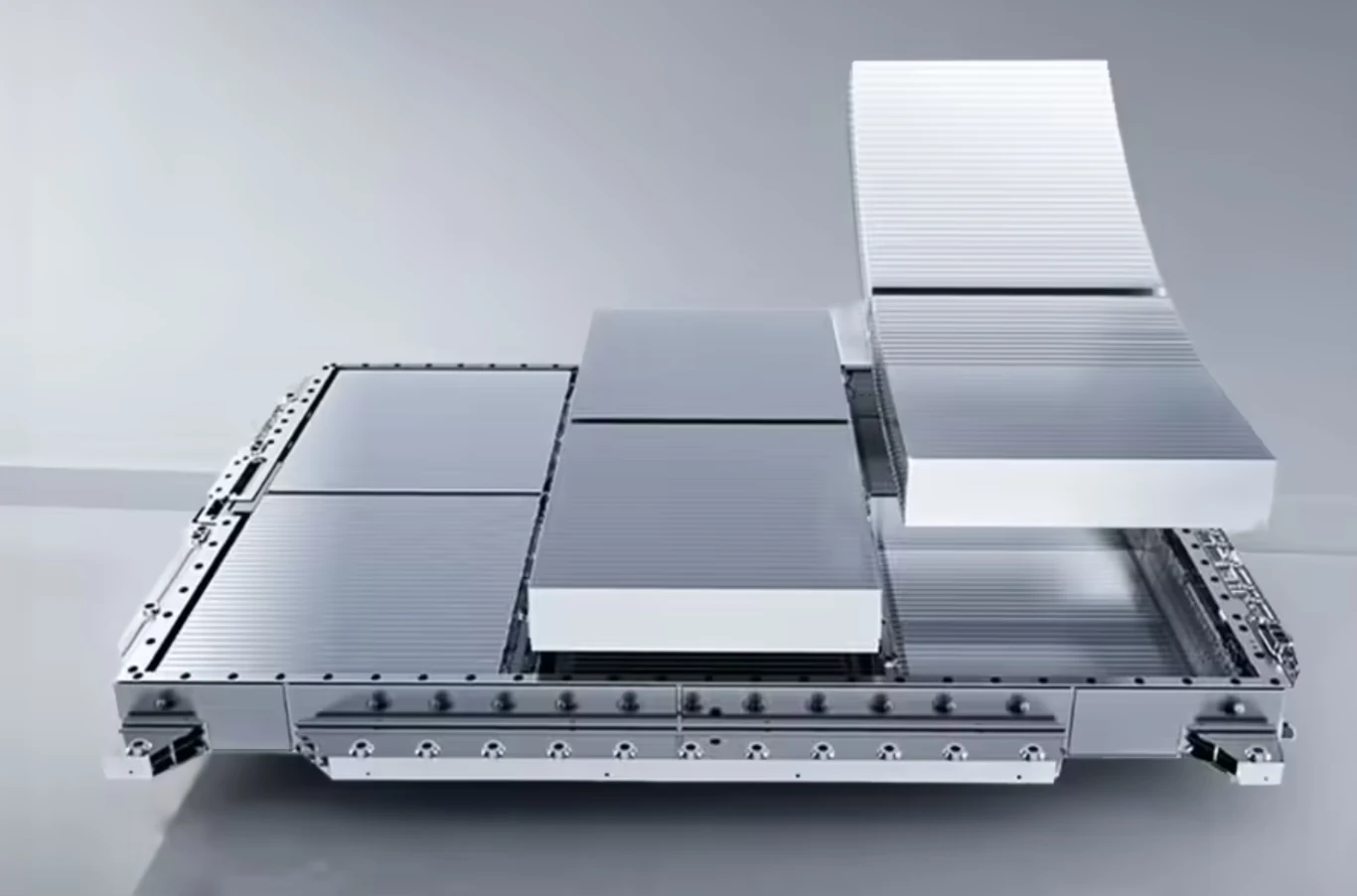 Koniec długiego ładowania elektryków? BYD pokazał nową baterię. Modułowa bateria LFP BYD z prostokątnymi ogniwami na metalowej podstawie, część segmentu uniesiona.