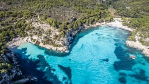 Spokojniejsza siostra Majorki. Krótki lot, a widoki są bajeczne