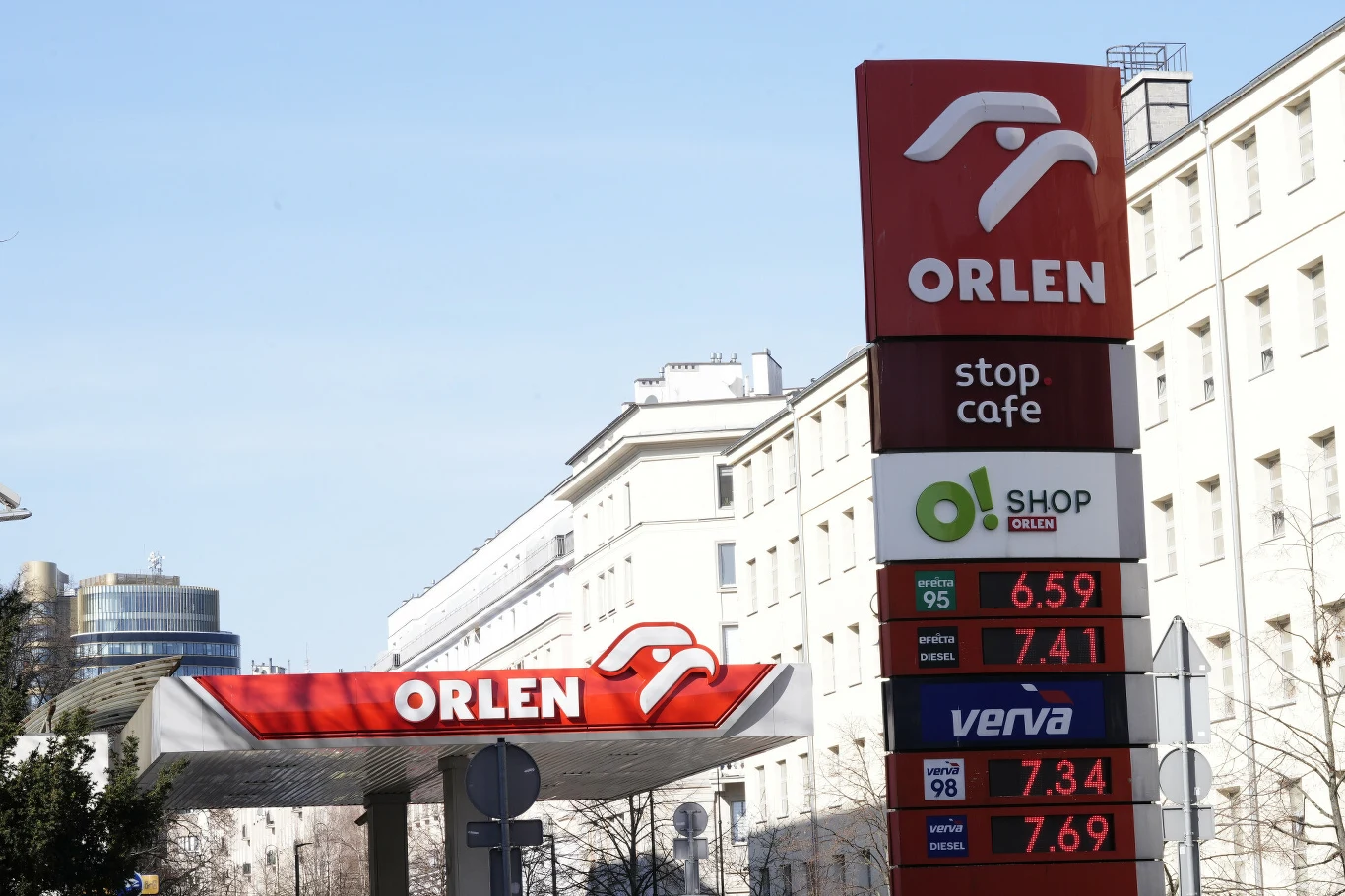 Rzecznik rządu Adam Szłapka poinformował, iż Orlen będzie podejmował różne działania, aby walczyć z potencjalnym wzrostem cen paliw. Rzecznik rządu o wysokich cenach paliw. "Orlen będzie podejmować działania"