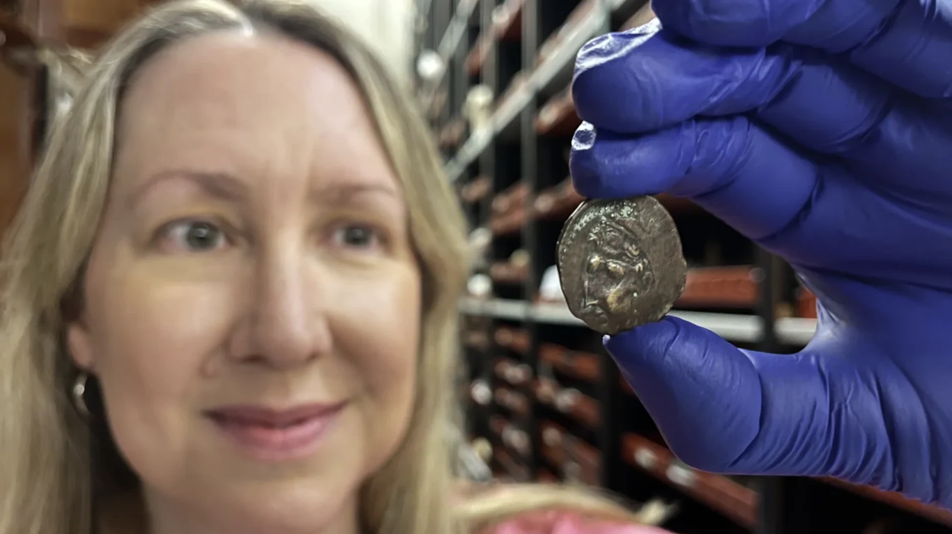 Kat Baxter, kustosz działu archeologii i numizmatyki Muzeum w Leeds, pokazuje awers starożytnej monety Kat Baxter, kustosz działu archeologii i numizmatyki Muzeum w Leeds, pokazuje awers starożytnej monety