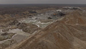 Widok z lotu ptaka przedstawia koparkę linową w odkrywkowej kopalni tytanu w obwodzie żytomierskim
