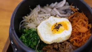 Co z kuchni koreańskiej zrobisz w domu? Dwa kulinarne hity 