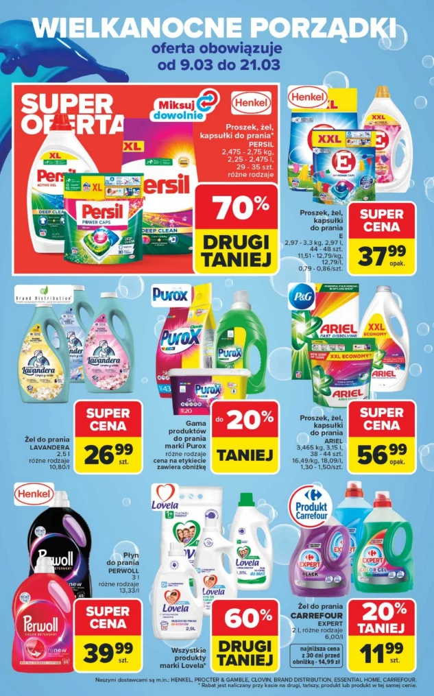 Kolorowa oferta środków czystości i detergentów znanych marek takich jak Persil, Henkel, Ariel, Pur, Lovela, zaprezentowana na tle niebieskiego graficznego motywu bąbelków, z wyraźnymi etykietami promocyjnymi informującymi o dużych rabatach procentowyc...