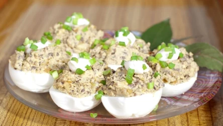 Wielkanocne jajka z pieczarkami i szynką zasmakują niemal każdemu