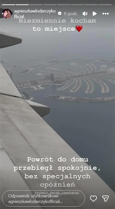 Widok z okna samolotu na charakterystyczną, palemkową wyspę Palm Jumeirah w Dubaju, morze i fragment skrzydła samolotu na pierwszym planie.