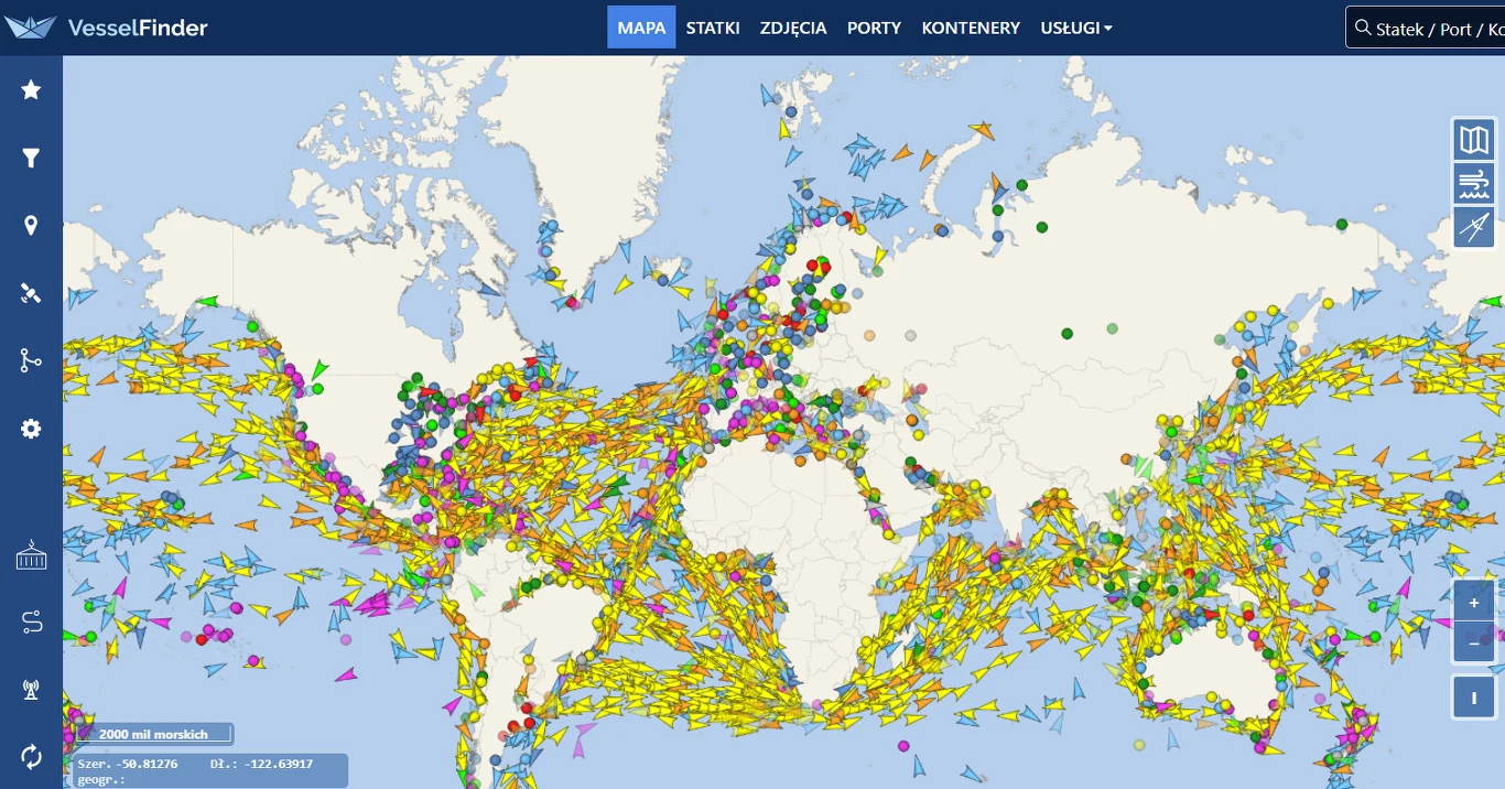 Mapa świata z zaznaczonymi trasami i lokalizacjami statków w czasie rzeczywistym, prezentująca gęstą sieć żeglugową na głównych oceanach oraz wzdłuż wybrzeży, szczególnie w Europie, Azji i u wybrzeży Ameryki Północnej, gdzie nawigacja jest najbardziej ...