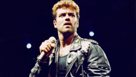 George Michael podczas trasy koncertowej promującej album "Faith"