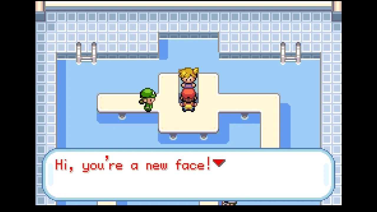 Dwójka postaci stoi naprzeciwko siebie na jasnym, podwyższonym podeście otoczonym przez basen z niebieską wodą, z boku widoczny trzeci bohater w zielonym stroju; poniżej pojawia się dialog w języku angielskim: „Hi, you’re a new face!”.