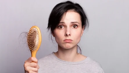 Nieodpowiednia szczotka do włosów może je bardzo osłabić i sprawić, że będą wypadać.
