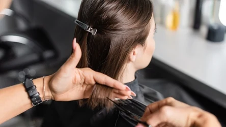 Cięcie, które podbija wiosną salony fryzjerskie. Włosy od razu wyglądają na gęstsze