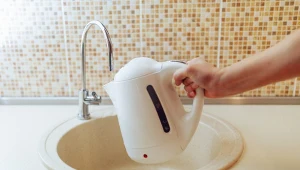 Masz dość kamienia w czajniku? Tak usuniesz go raz na zawsze 