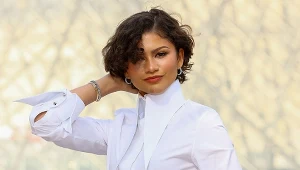 Zendaya podbija Paryż cała w bieli. Na palcu widać obrączkę