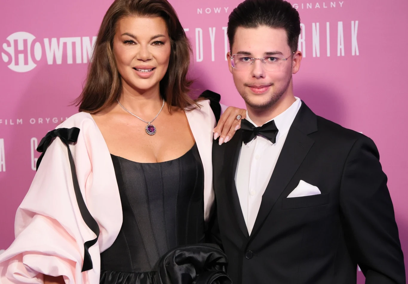 Edyta Górniak z Allanem Krupą Edyta Górniak i jej syn Allan Krupa pozują na różowej ściance. Ubrani są w czarno białe eleganckie kreacje