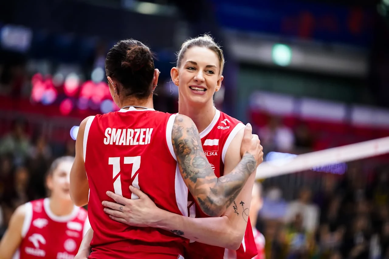 Magdalena Stysiak będzie grać w Ameryce Południowej Magdalena Stysiak z koleżanką z reprezentacji Polski w czerwono-białych strojach na hali sportowej.