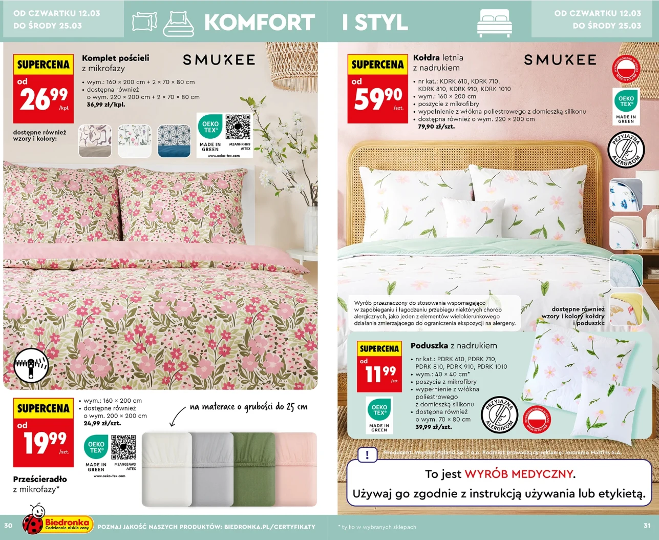 Po lewej stronie kolorowa pościel w kwiatowe wzory na łóżku, po prawej lekkie jasne poszewki z drobnym motywem roślinnym na łóżku z wezgłowiem z jasnego rattanu, u dołu zdjęcia poduszki i prześcieradło w pastelowych kolorach, duże żółte i czerwone etyk...