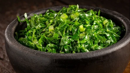 Smakuje jak sałata, a jest od niej o wiele zdrowsza. Idealne do sałatek. 