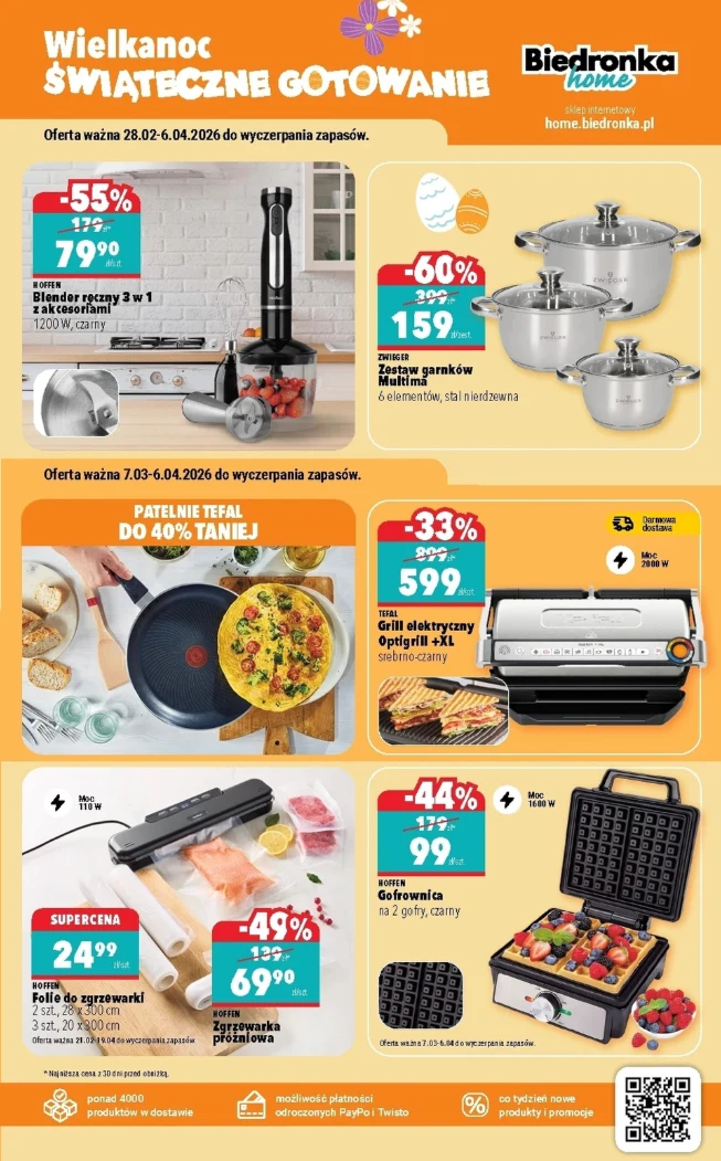 Reklama promocyjna sprzętów kuchennych Biedronka Home z wyróżnionymi produktami, w tym blender ręczny z akcesoriami, zestaw garnków stalowych, patelnie, opiekacz kontakowy, próżniowa zgrzewarka do żywności oraz gofrownica, podane procenty obniżek cen i...