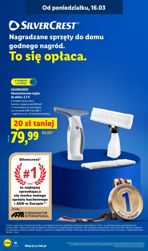 Zestaw do mycia okien marki Silvercrest złożony z elektrycznego myjki, spryskiwacza z nakładką oraz dodatkowej ściereczki, umieszczony na niebieskim tle obok złotego medalu nagrody za najlepszą markę i czytelnej informacji o promocji cenowej.