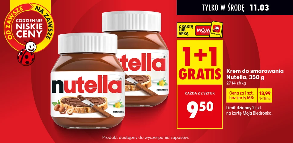 Dwa słoiki kremu Nutella 350 g ustawione obok siebie, obok jasnoczerwone pole z promocją 1+1 gratis oraz informacją o cenie 9,50 zł za sztukę przy zakupie dwóch z kartą lojalnościową sklepu Biedronka, na czerwonym tle z wyraźnym logo i oznaczeniem limi...