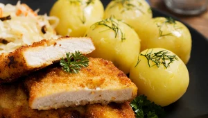 Schabowy z kapustą i ziemniaczkami z przepisu Karoliny Stolarskiej-Bigos