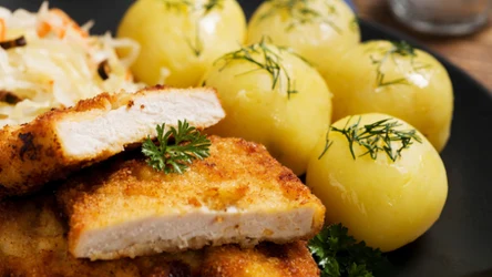 Schabowy z kapustą i ziemniaczkami z przepisu Karoliny Stolarskiej-Bigos