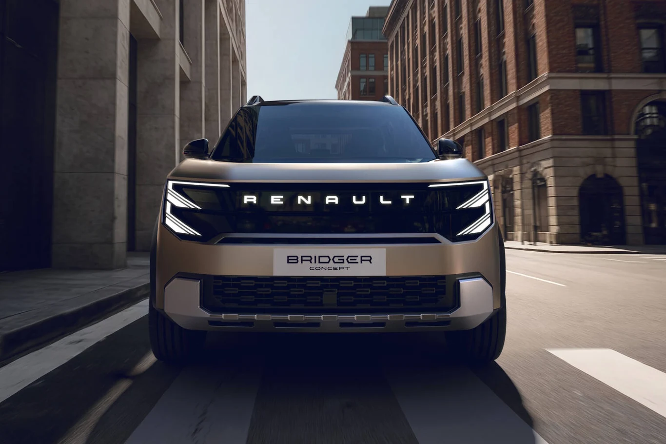 W ciągu 4 lat Renault wprowadzi 36 nowych modeli Renault Bridger Concept na pustej ulicy, otoczony ceglastymi budynkami, widoczny podświetlony front i LED-y.