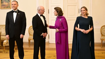 Marta Nawrocka postawiła na suknię minimalistyczną, ale o ciekawym kroju