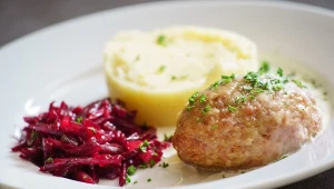 Kotlet mielony z sałatką z buraczków