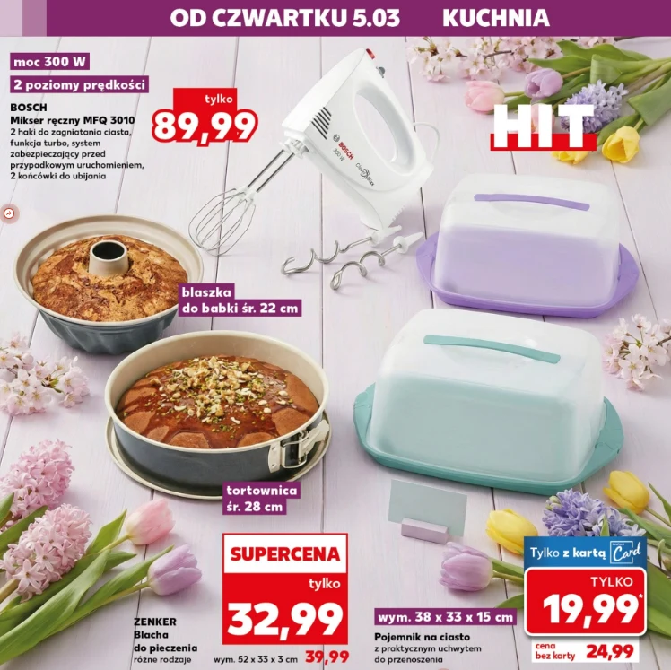 Mikser ręczny z dwoma końcówkami do ubijania, dwie pokryte pastelowymi kolorami pojemniki na ciasto, okrągła blaszka do babki oraz tortownica z gotowymi wypiekami ustawione na pastelowym tle ozdobionym kwiatami.