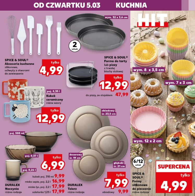 Zestaw silikonowych akcesoriów kuchennych oraz foremki i blachy do pieczenia, kolorowe kubki ceramiczne, miski i talerze Duralex, a także papierowe foremki na babeczki i tartaletki na kolorowym tle z wyraźnymi cenami promocyjnymi.
