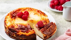 Sernik z jogurtu z malinami