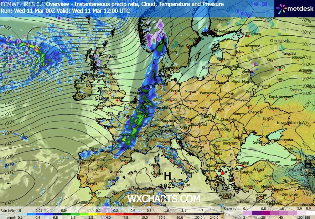 Mapa pogodowa Europy z wyraźną strefą opadów rozciągającą się od południowej Francji przez Niemcy, Danię aż po Norwegię, zaznaczonym wyżem nad południową Europą oraz widocznymi liniami izobar wskazującymi kierunek wiatrów i układ ciśnienia atmosferyczn...