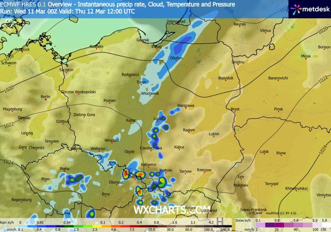 Mapa pogodowa Polski z zaznaczonymi pasmami opadów deszczu, głównie w centralnej i południowo-zachodniej części kraju, wyróżniającymi się niebieskimi i zielonymi oznaczeniami na tle pól temperatury powietrza oraz poziomego ciśnienia atmosferycznego.