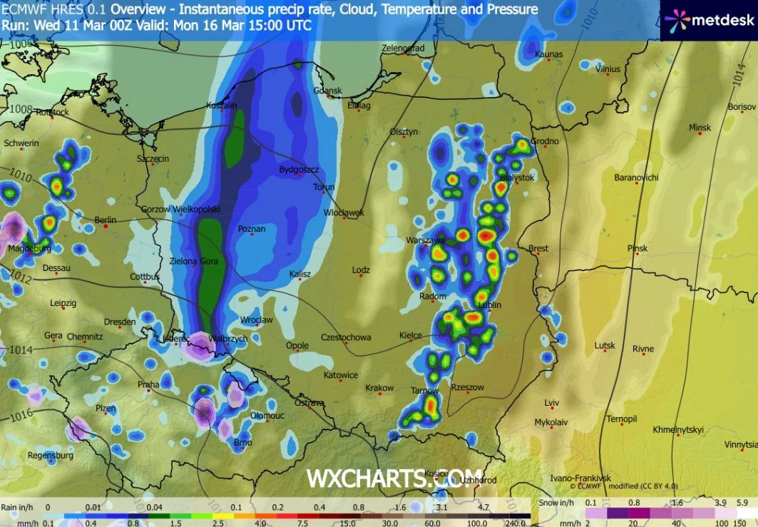 Mapa pogodowa Polski z intensywnymi opadami deszczu w centralnej i południowo-wschodniej części kraju, zaznaczonymi na kolorowo obszarami oraz większym systemem opadów na północnym zachodzie, z wyraźnymi strefami niebieskimi, zielonymi i fioletowymi ws...