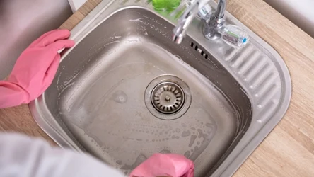 Czyszczenie zlewu możesz wykonać domowym sposobem. 