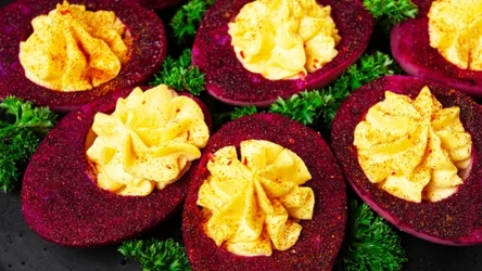 Na Wielkanoc zamiast zwykłych jajek faszerowanych zrób różowe. Goście będą robić zdjęcia