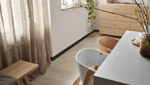 Listwy przypodłogowe nie tylko estetycznie zamykają linię podłogi, ale również skutecznie maskują szczeliny dylatacyjne, zabezpieczają ściany przed uszkodzeniami