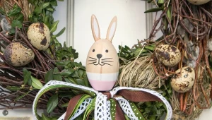 Wielkanocny wieniec to prosta i dość tania świąteczna dekoracja 