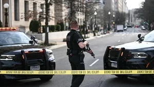 USA. Incydent przed Białym Domem, samochód wjechał w barierki