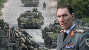 Naczelny dowódca niemieckiej armii na tle ćwiczeń wojskowych