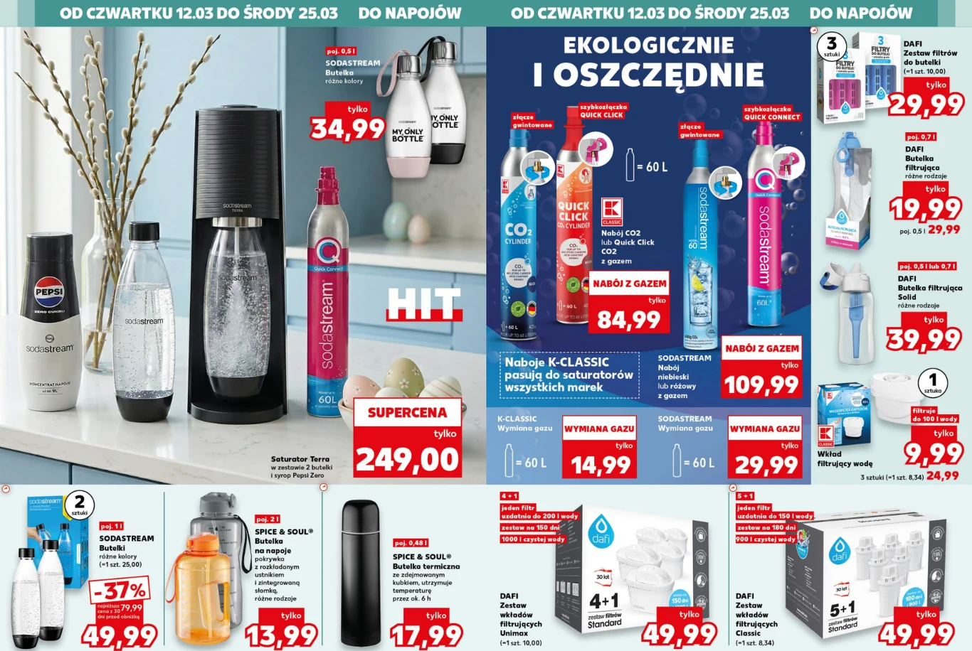 Ekspozycja kilku modeli saturatorów do gazowania wody oraz akcesoriów, takich jak butelki, naboje CO2 i filtry, z wyraźnymi cenami promocyjnymi na kolorowym tle reklamowym, podkreślającym ekologiczne i oszczędne rozwiązania do przygotowywania napojów g...