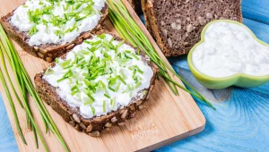 Szczypiorek, choć niepozorny, zawiera sporo witamin i minerałów. Dlaczego warto go jeść?