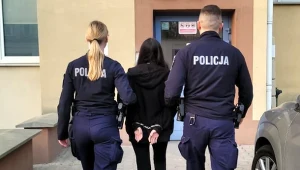 Warszawa. Policja zatrzymała cztery osoby, które dokonały awaryjnego otwarcia drzwi pociągu metra