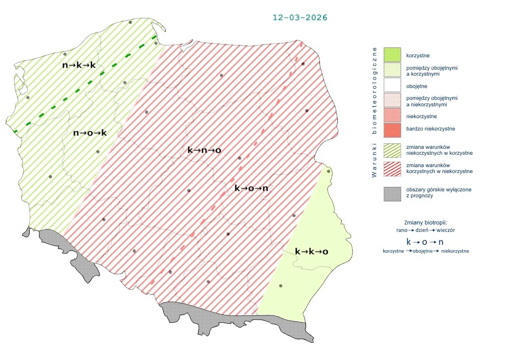 Mapa Polski z podziałem na strefy bioklimatologiczne, oznaczone różnymi kolorami i wzorami; zielone obszary po stronie zachodniej oraz w południowo-wschodniej części kraju oznaczają korzystne warunki bioklimatyczne, natomiast duży środkowo-wschodni obs...