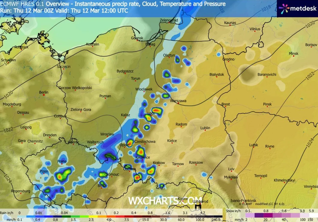 Pionowy pas intensywnych opadów deszczu przebiega przez centralną i południowo-zachodnią Polskę, obejmując takie miasta jak Wrocław, Poznań i Warszawa, a lokalnie pojawiają się burze i większe natężenia opadów; po stronie zachodniej temperatury są niec...